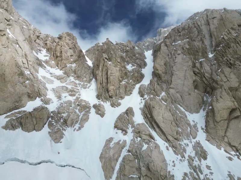 Terich Mir couloir, the most technical part of the route, between 6,850 m and 7,550 m